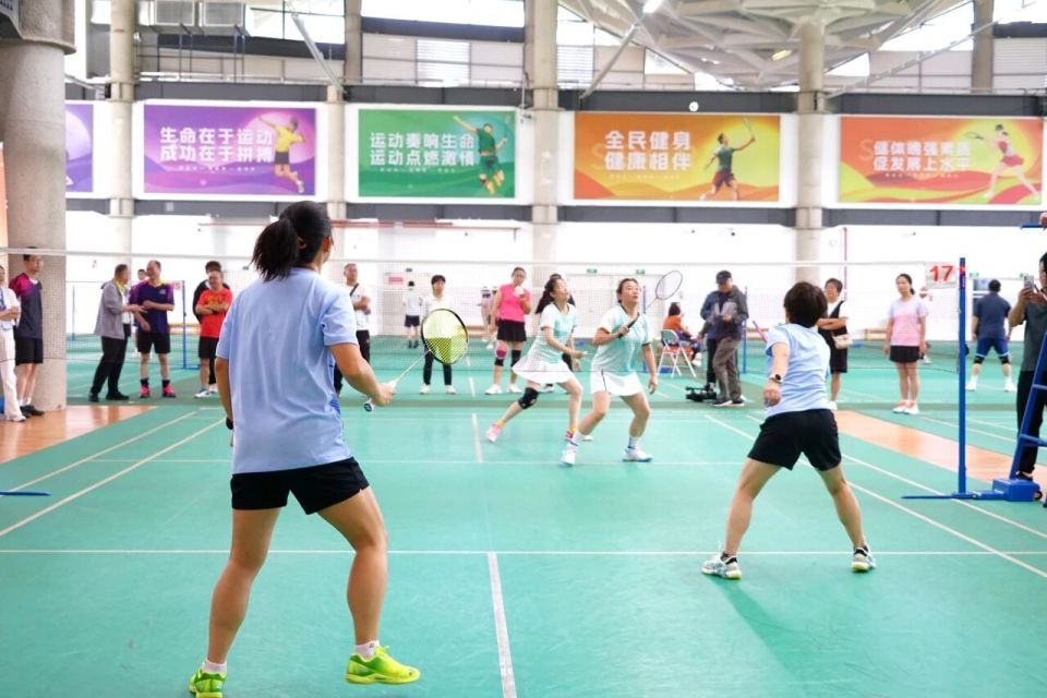 术动作轮番, 相互握手致 术动作轮番, 相互握手致